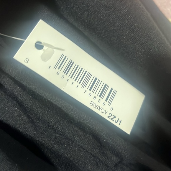 Amazon Essentials Women's Long-Sleeve Crewneck Smocked Cuff T-Shirt - Picture 7 of 11